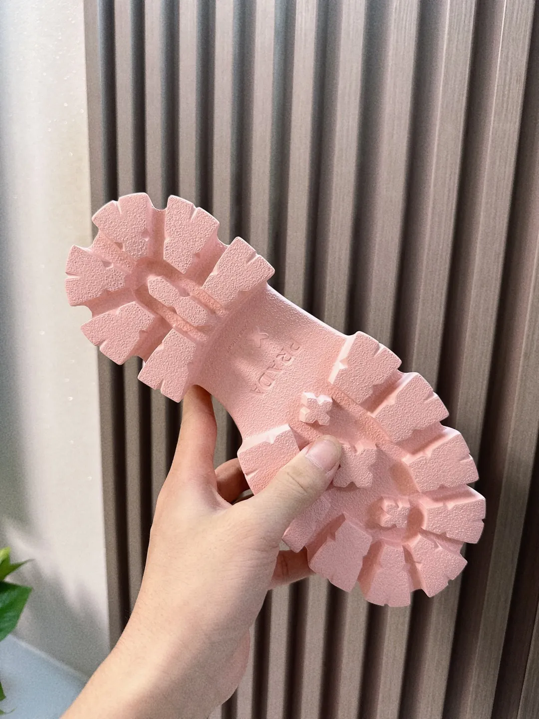 👟👟Ex-factory price 520👟👟 Prada 2024 new summer sandals series Thick-soled sandals This is a must-have for summer. It feels soft and delicate on the feet and is extremely comfortable. You can match it as you like. Original molded midsole. Original foaming technology tooth outsole, size 35-41.